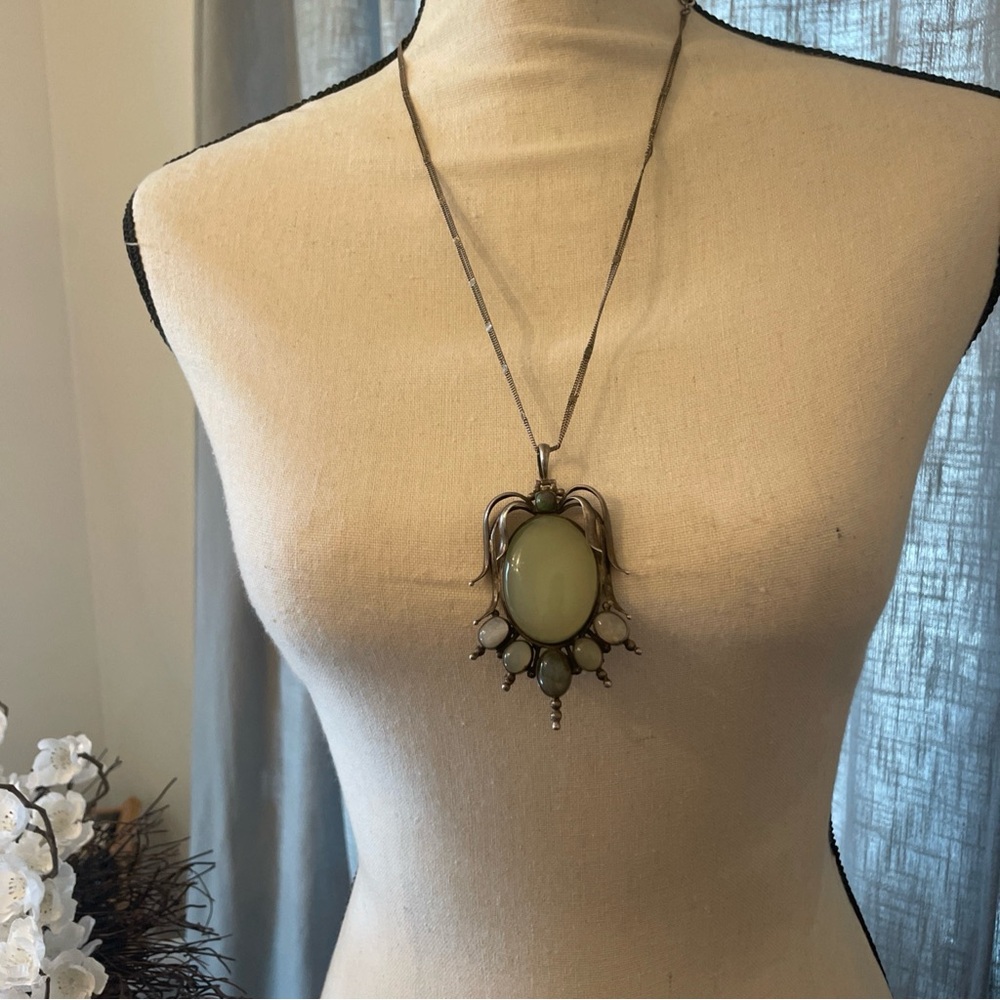 Elegant Silver Necklace with Cabochon Green Pendant